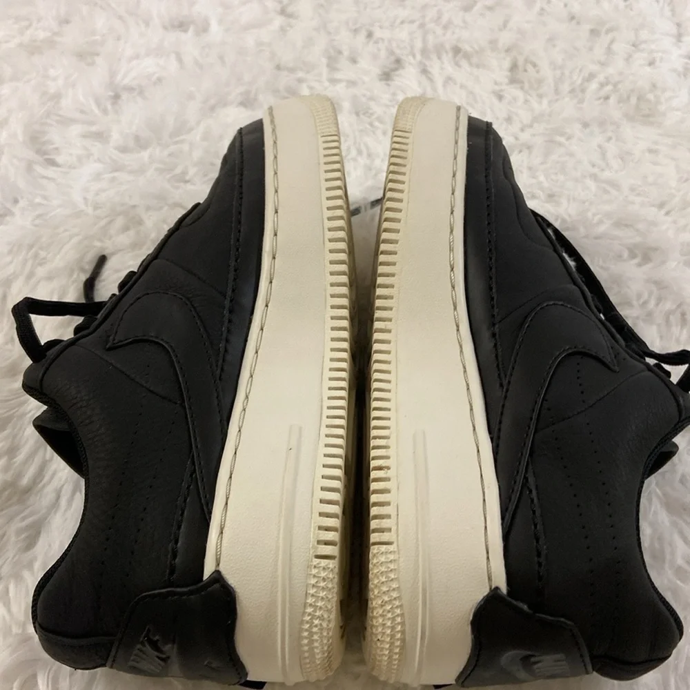 NIKE AIR FORCE 1 WOMEN BLACK LOW BACK SNEAKERS.SIZE-7.